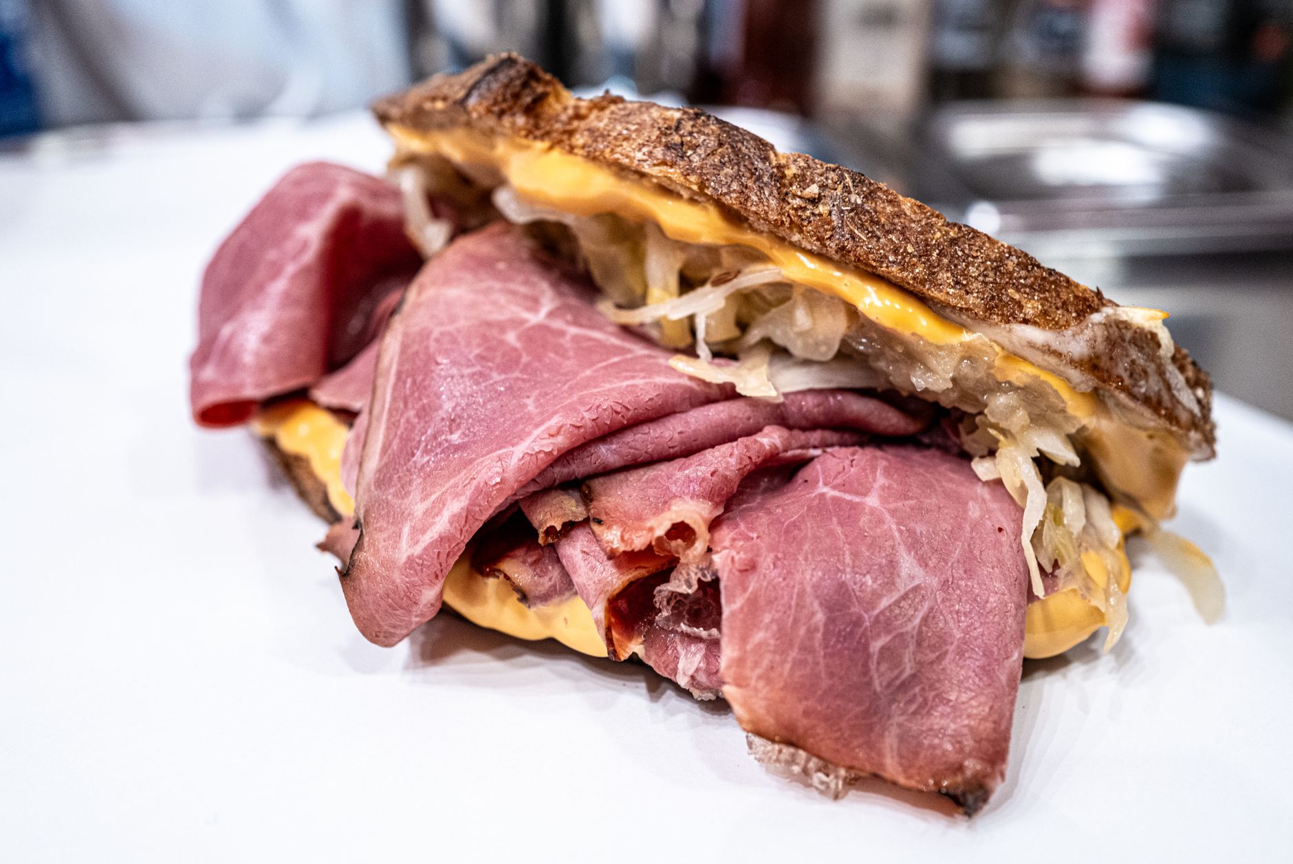 Katz’s Delicatessen NYC: Restoran Deli Yahudi Legendaris Sejak 1888