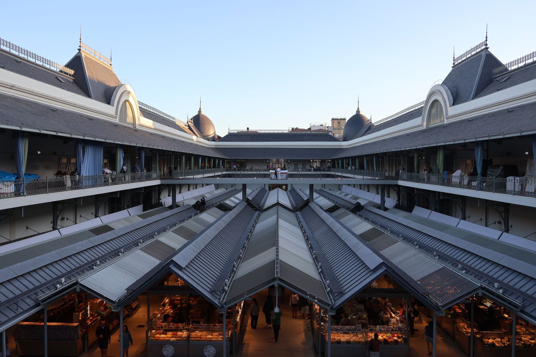 Les Halles de Lyon Paul Bocuse: Surga Kuliner Prancis yang Wajib Dikunjungi
