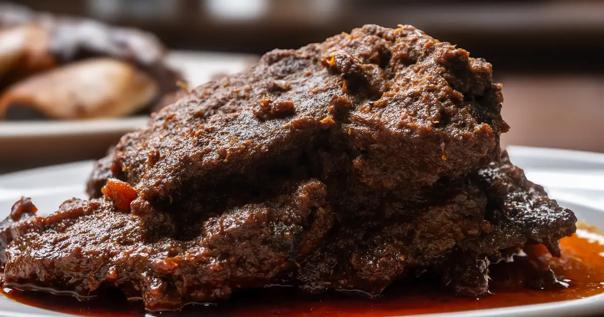 Hits Banget! Review Rendang Sapi Hitam di Resto Dapur Minang, Padang: Menu Andalan yang Wajib Dicoba
