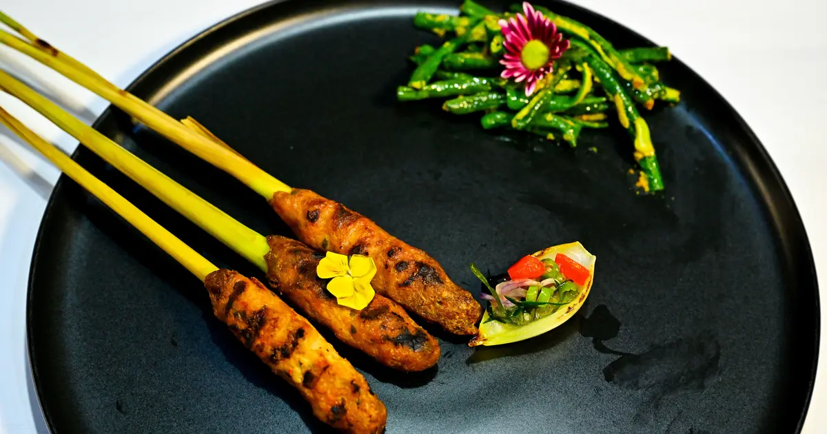 Cafe Sate Bali, Bali: Review Sate Lilit Ayam Autentik! Cocok Buat Hangout Sama Teman atau Keluarga