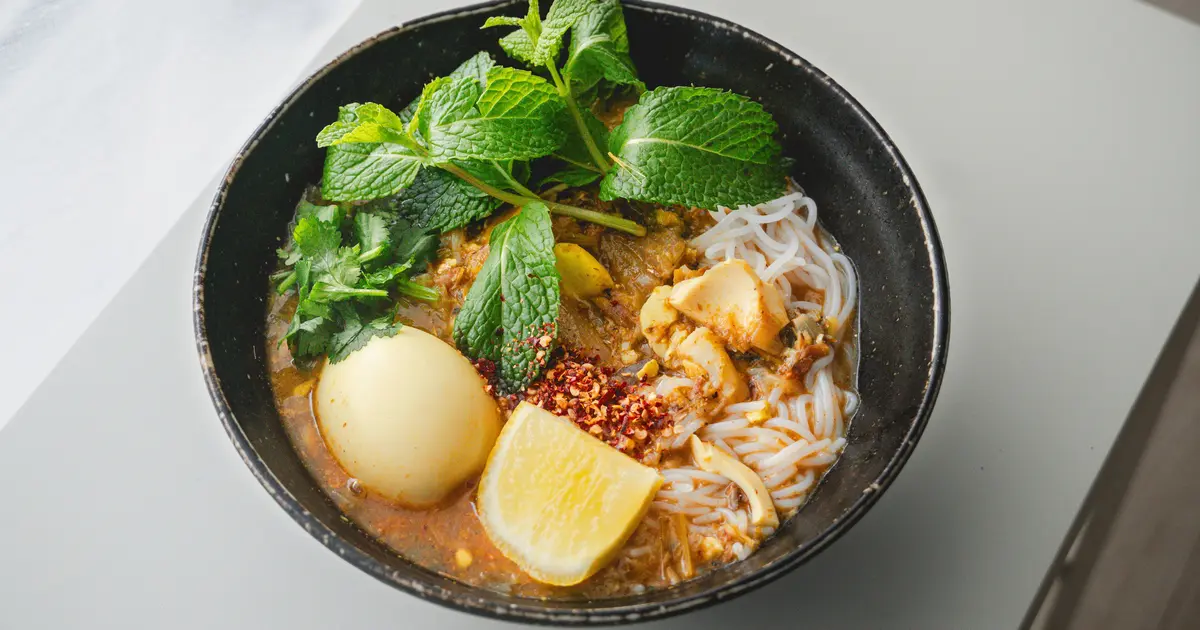 Review Spesial Curry Laksa Penang di Cafe Penang, Penang, Malaysia: Menikmati Kelezatan Malaysia dengan Suasana Romantis dan Elegan