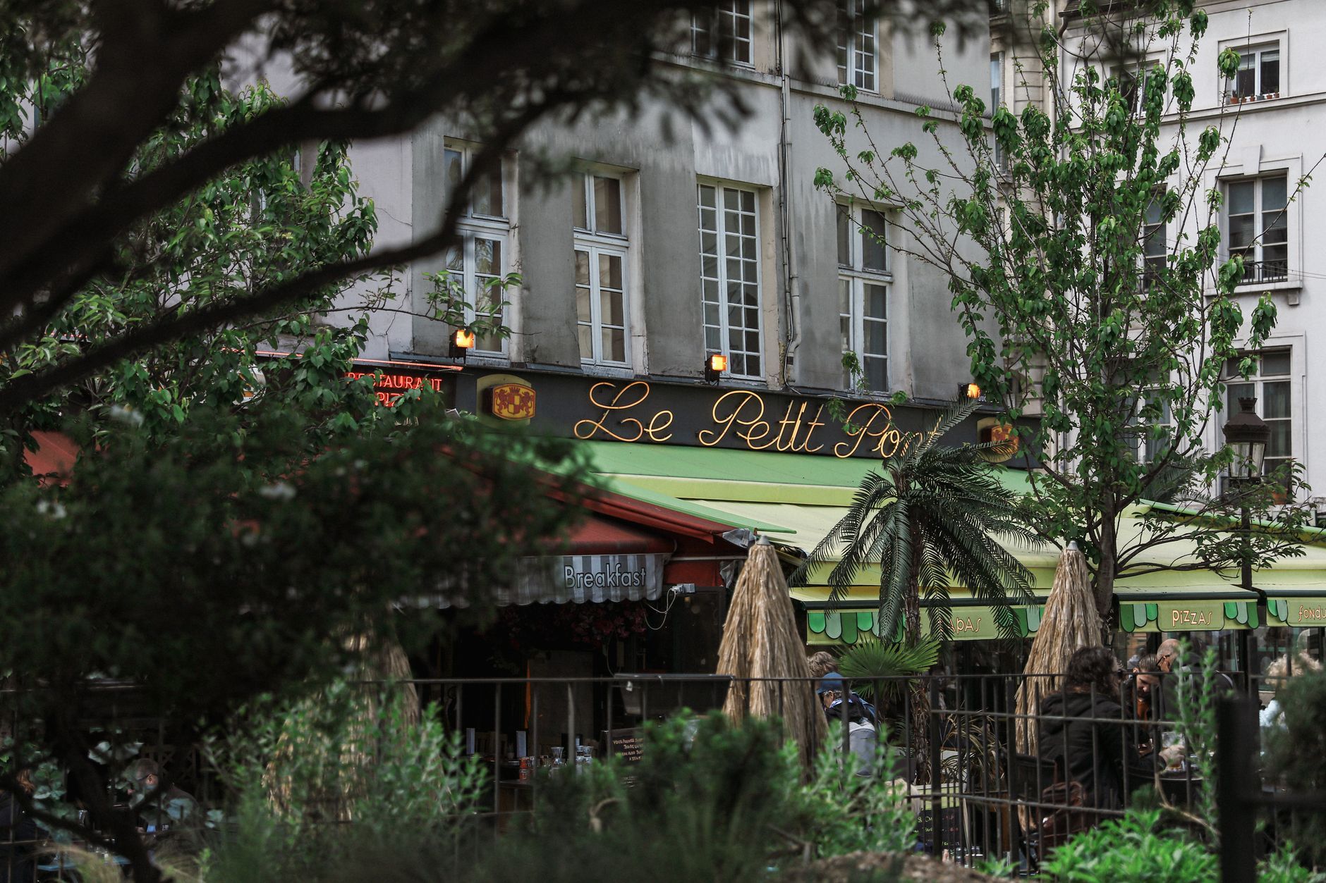 Le Chateaubriand Paris interior dining atmosphere